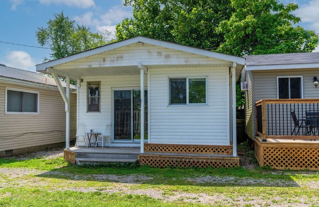 Cottage in Turkey Point - beachfront