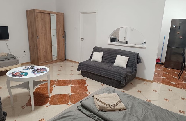 Fully equipped apartment with kitchen and bathroom. Teljesen felszerelt lakás.