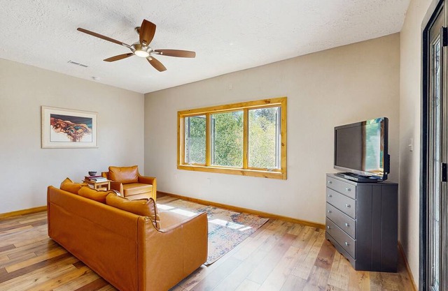 Charming house w/full kitchen, peaceful location & wifi