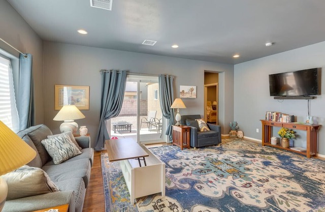 3BR 2BA - Kingman Home w/Patio & Fire Pit