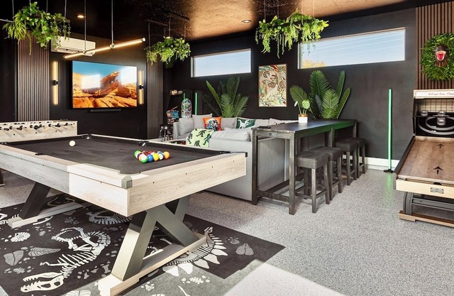 3 br Villa in Kanab with Game Room, Hot Tub, Dinosaurs & VIEWS!