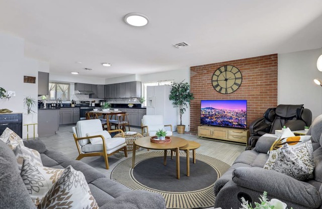 Central Las Vegas 4-Bedroom Home – Pool, Comfort & Convenience