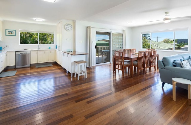 Modern Urangan Beach House Close To Beach