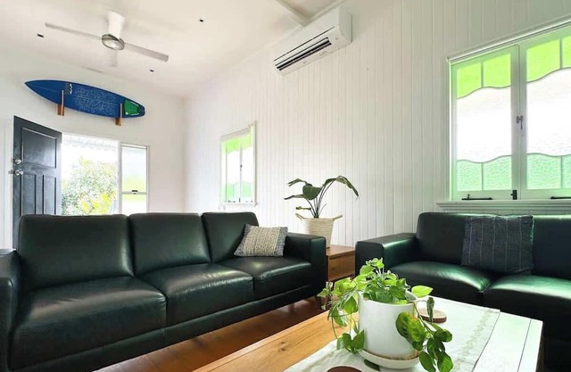 Classic City Queenslander | Walk to Esplanade