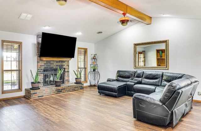 3 Mi to Downtown Roswell: Home w/Patio + Yard