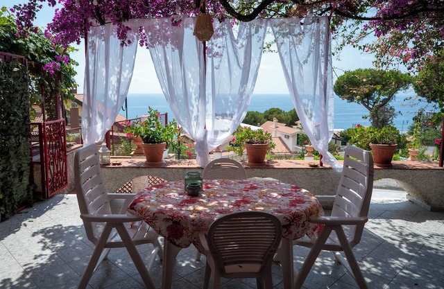 A piece of paradise with beautiful panoramic views of Dino Island