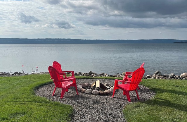 Lakefront cozy cottage on beautiful Lake Superior. Close to hiking and skiing.
