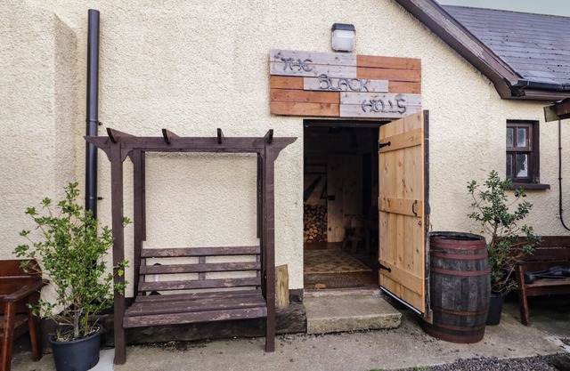 RUSTY BARN, pet friendly, character holiday cottage in Castlerock