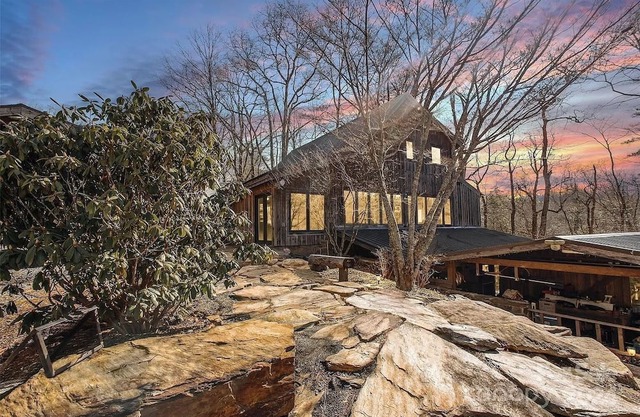 Spacious 5-bedroom house in charming Linville Falls near ski resorts!