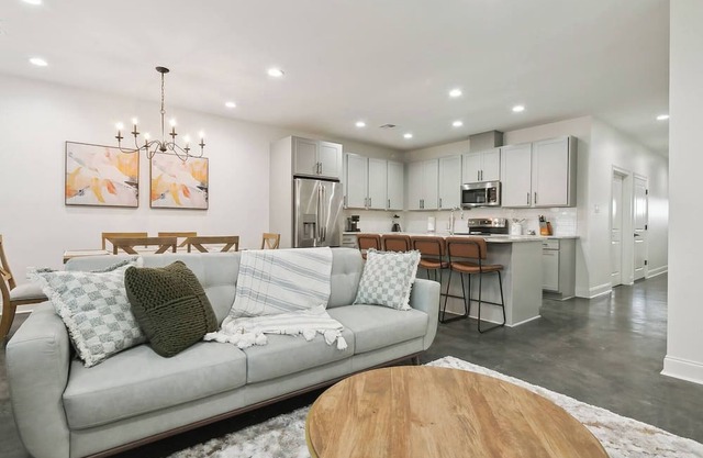Luxury 3BR – Near LNG & NOLA