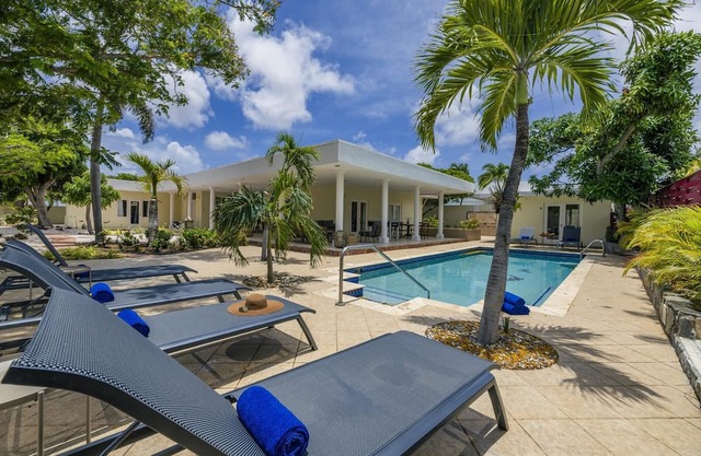 Spacious 5BR4.5BA w/Pool @ DownTown I Close2Beach