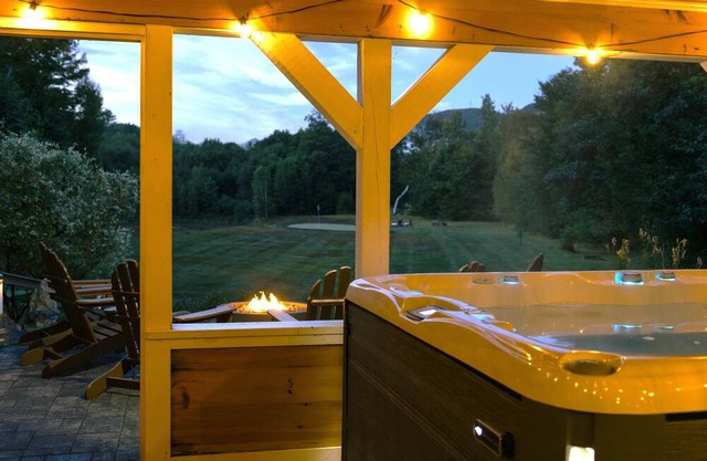 11 Acre Estate ~ Guest House ~ Private Golf Course ~ River & Pond ~ Hot Tub