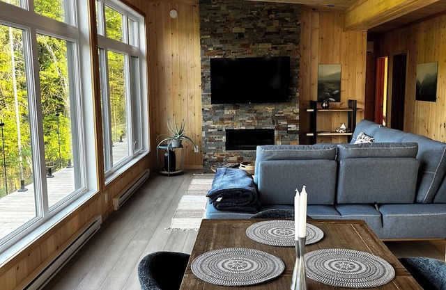 Escape to nature: chalet with spa, hiking, and lake access!