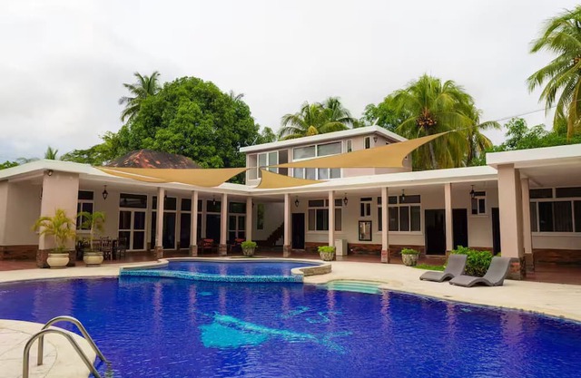 Alojamiento Masagua Escuintla con Piscina y granja
