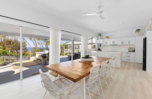 "WHITE BEACH HOUSE" High on Belmore, PETS welcome