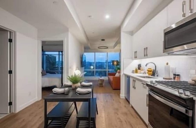 2BR in Kensington w/King Bed, Parking + AC