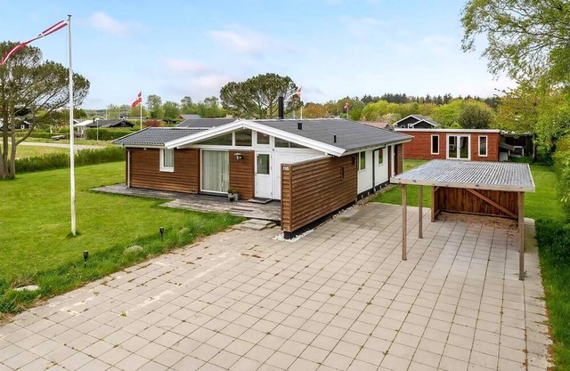 Family-friendly activity house by the sea
