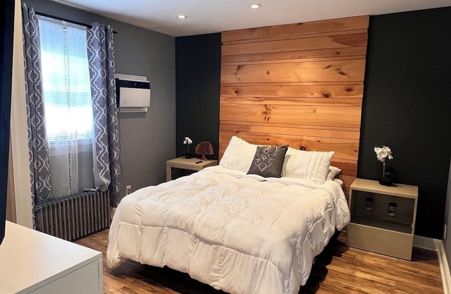 Unwind at this 1 room and access to pool table,Netflix, outdoors hot-tub, gazebo