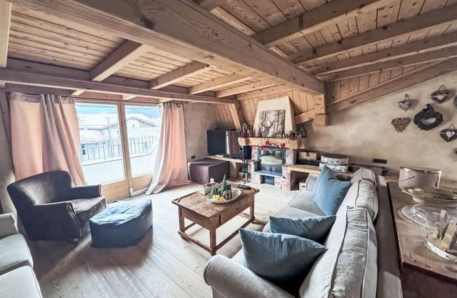 Cozy attic room. WIFI, hot tub, balcony, pets allowed and parking space