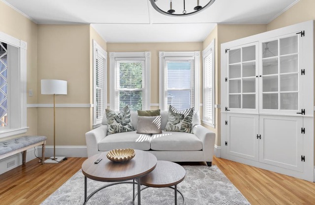 New England Historic Charm Meets Modern Style in the North Shore