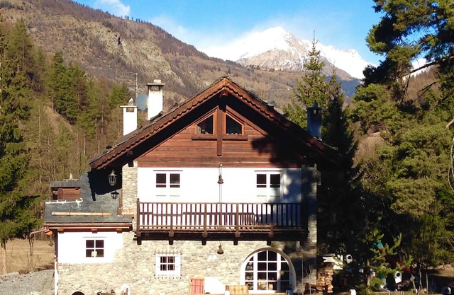Wonderful large Chalet surrounded by greenery 10 min from the village. Wifi and comfort.