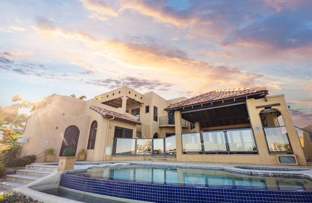 Modern 5BR Waterfront Escape Balcony & Dock Access