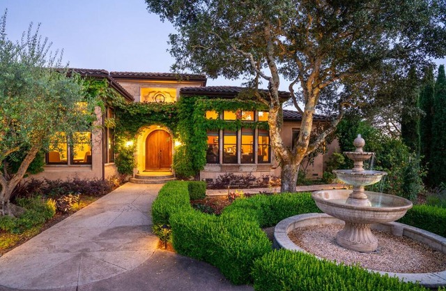 Villa Amarosa by Beaux Maison - 4 BD All En-Suite