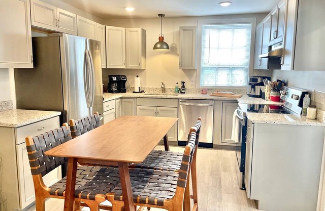 Bright Cozy Condo - 9 Minute Walk To Carroll Creek