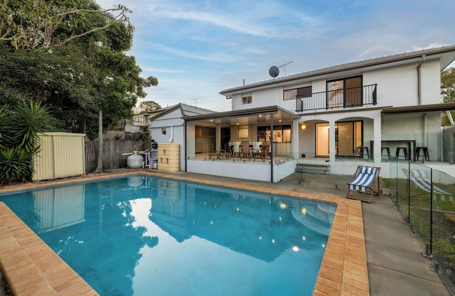 Stylish Morningside Family Home: 6 Bedrooms with Pool, Game & BBQ minutes to CBD