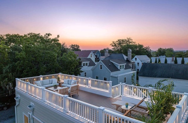 Hot Tub & Rooftop + Parking - 3 Blocks to King!