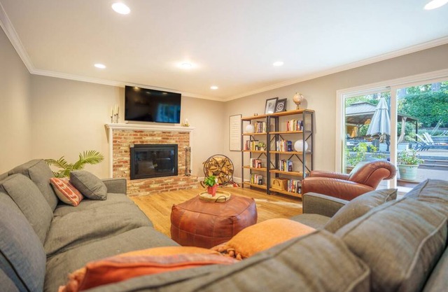 Incredible Family Getaway, Backyard Oasis w/ Pool & Hot Tub, BBQ, Ping Pong, PS5, 7 Miles 2 Portland