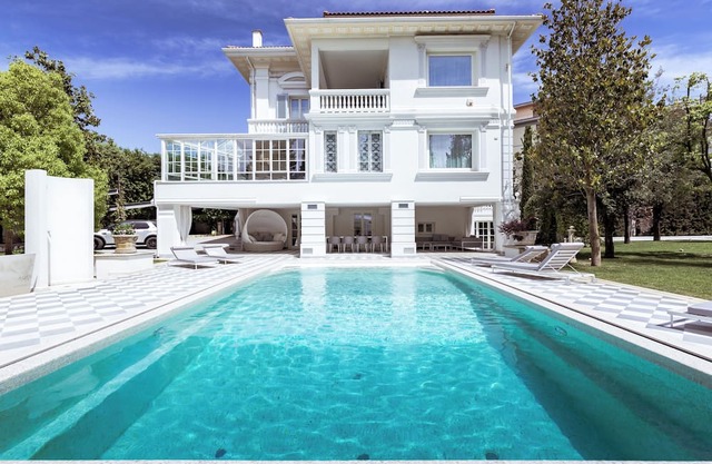 THE WHITE PEARL
