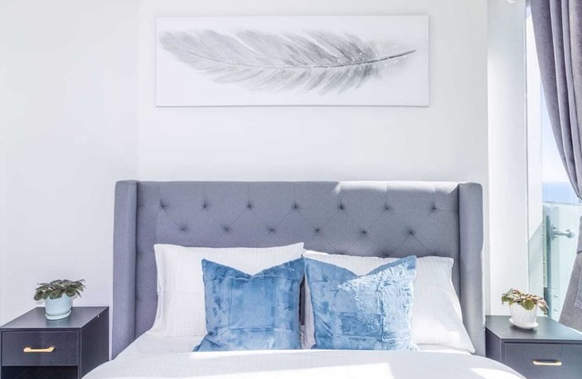 Cozy CN Tower Sunset View Haven