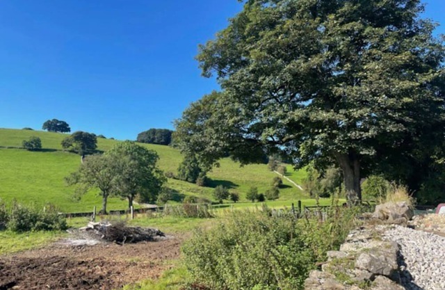 Beautiful Farm environment, in the Peak District. Close to walking trails.