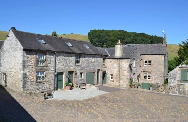 Peaceful Farm Cottage in the Peak District, close to walking trails.