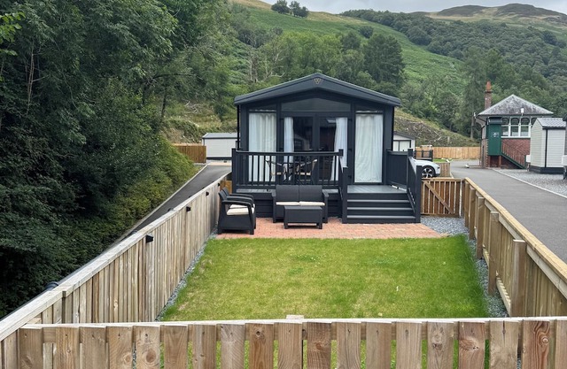 LIME TREE LODGE, pet friendly, with a garden in St Fillans