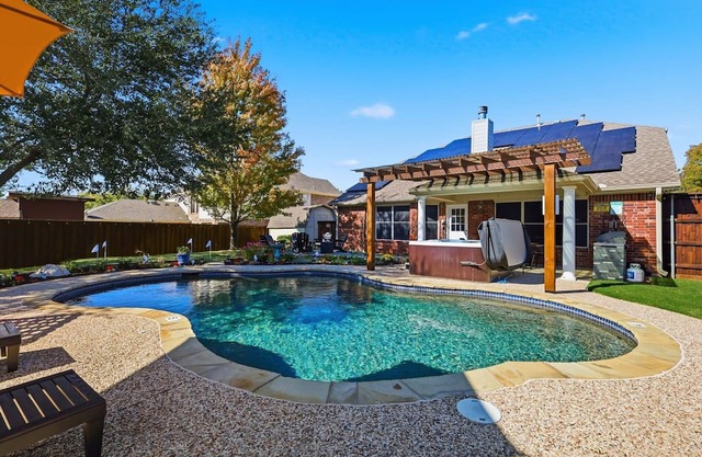 4BD/2.5BA w Backyard, HotTub, Firepit, Cinema, BBQ