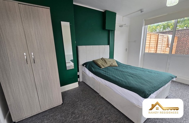 Southgate Studio with Garden & Parking