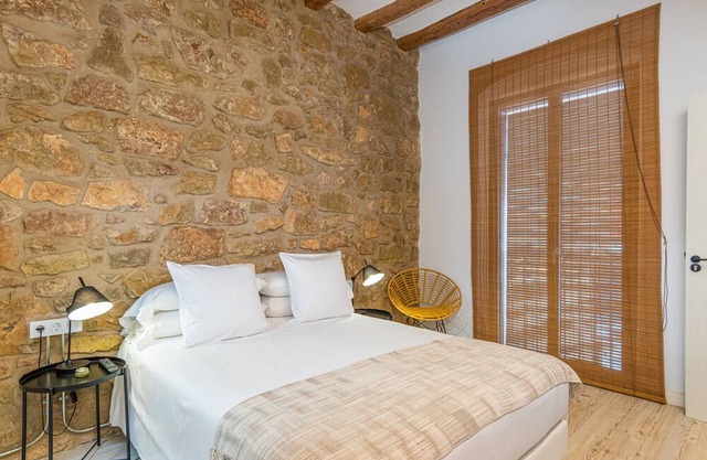 Bed and Breakfast 'Habitació Doble' with Shared Terrace, Wi-Fi and Air Conditioning