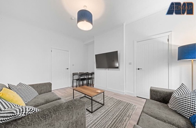 Glasgow 3BR House w/Parking