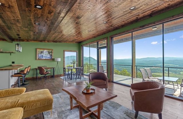 Charming 2-bedroom cabin in peaceful Ocoee with amazing mountain views