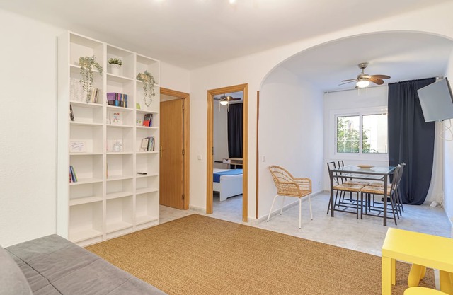 Bright and Spacious 2-Bedroom Apartment Steps from Florida Metro (Red Line).