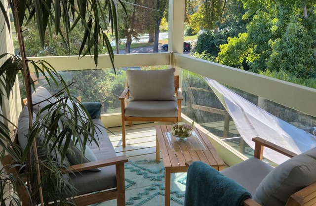 Room + bathroom + balcony by the canal