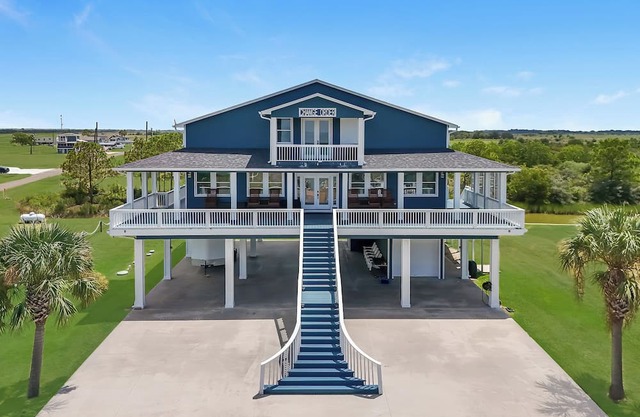 Spacious Bayfront home in Anahuac, TX. 4 bed, 3 bath, sleeps 14