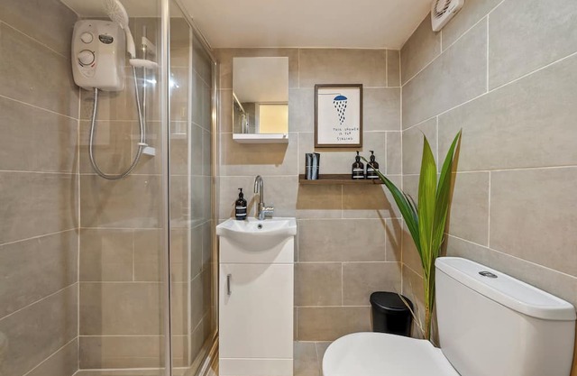 Chic Modern Hideaway in Little Venice [2]