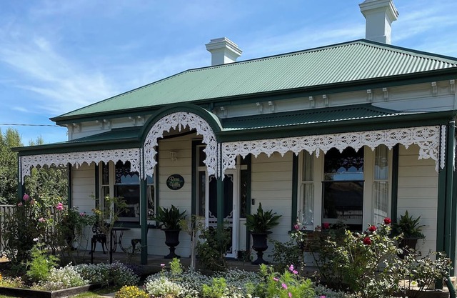Rosevilla Heritage Home in East Devonport with private parking and free WiFi