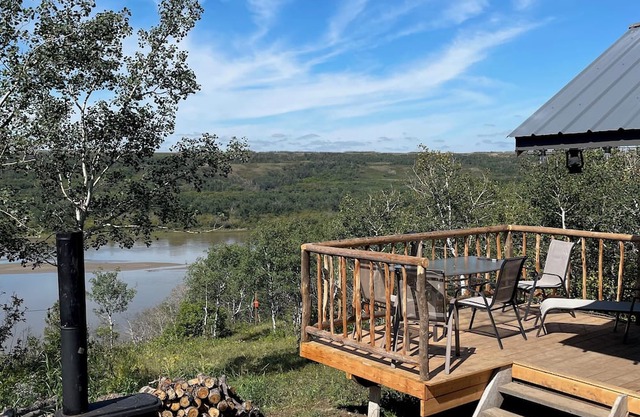Spectacular Rustic & Cozy Cabin, (built for 2) running water, toilet and shower!