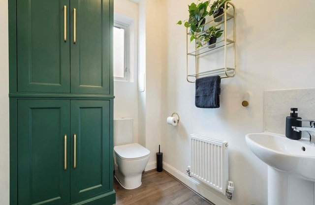 4-Bed in Coulsdon 20 min London, 20 min Gatwick 2