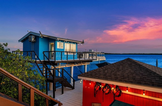 Waterfront 2 BR Villa w/Dock + Outdoor Lounge & Mesmerising Ocean Views