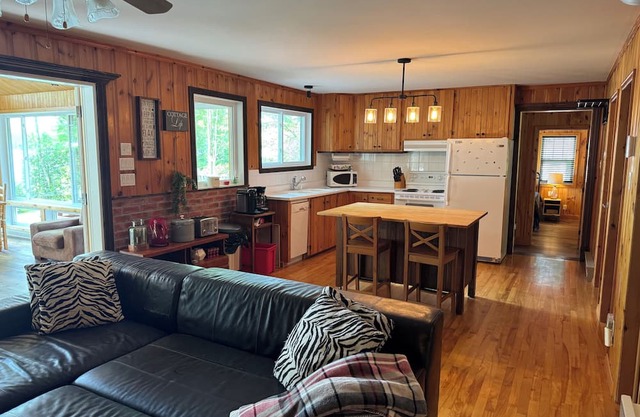 Charming 3-bedroom cottage in lovely Magog area with AC.